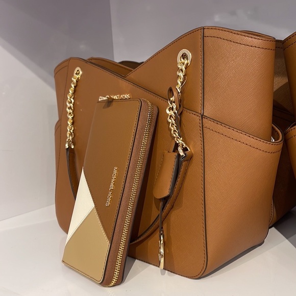 MICHAEL KORS LARGE TRAVEL CONTINENTAL WRISTLET WALLET PHONEHOLDER Luggage Multi - Picture 5 of 16